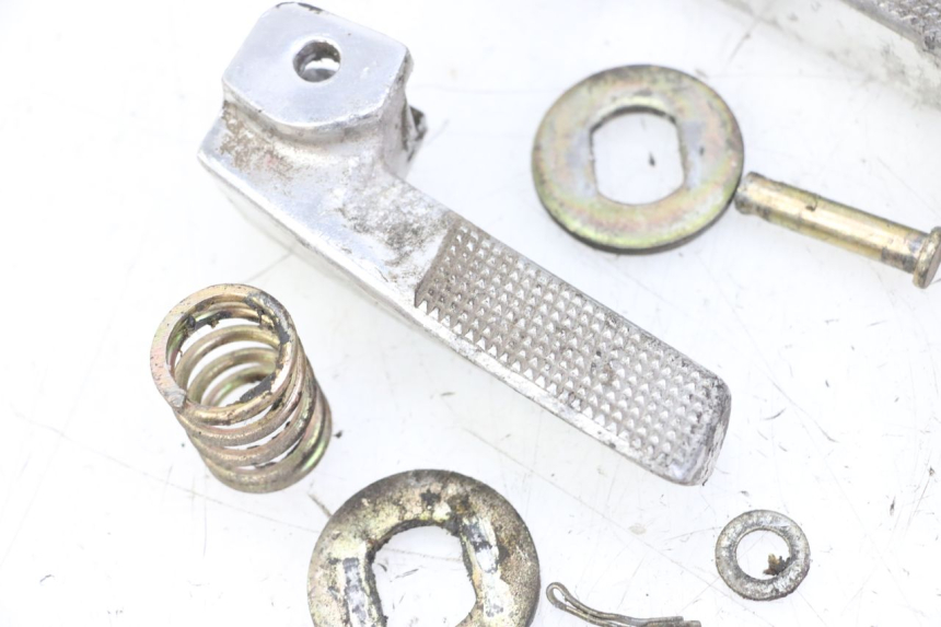 photo de ZESTAW TYLNYCH PODNÓŻKÓW DAELIM BESBI 125 (2007 - 2008) - Stan powierzchni