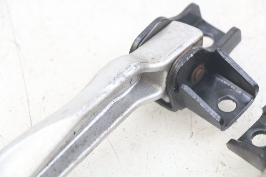 photo de ZESTAW TYLNYCH PODNÓŻKÓW SYM FIDDLE 3 III 125 (2014 - 2020) - Zoom stanu zużycia