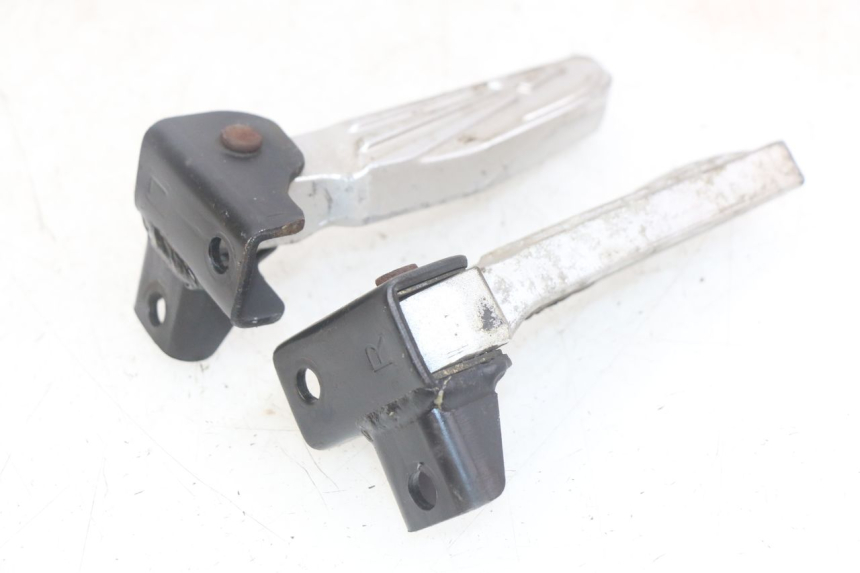 photo de ZESTAW TYLNYCH PODNÓŻKÓW SYM FIDDLE 3 III 125 (2014 - 2020) - Zbliżenie techniczne