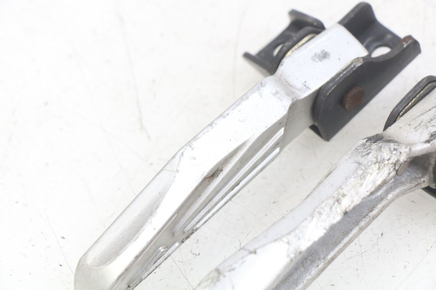 photo de ZESTAW TYLNYCH PODNÓŻKÓW SYM FIDDLE 3 III 125 (2014 - 2020) - Widok ogólny