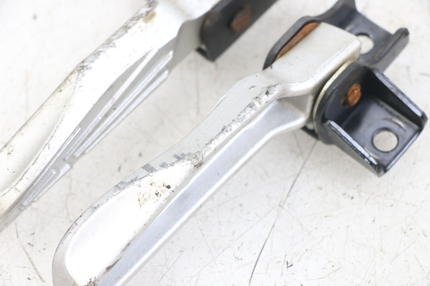 photo de ZESTAW TYLNYCH PODNÓŻKÓW SYM FIDDLE 3 III 125 (2014 - 2020) - Zoom stanu zużycia