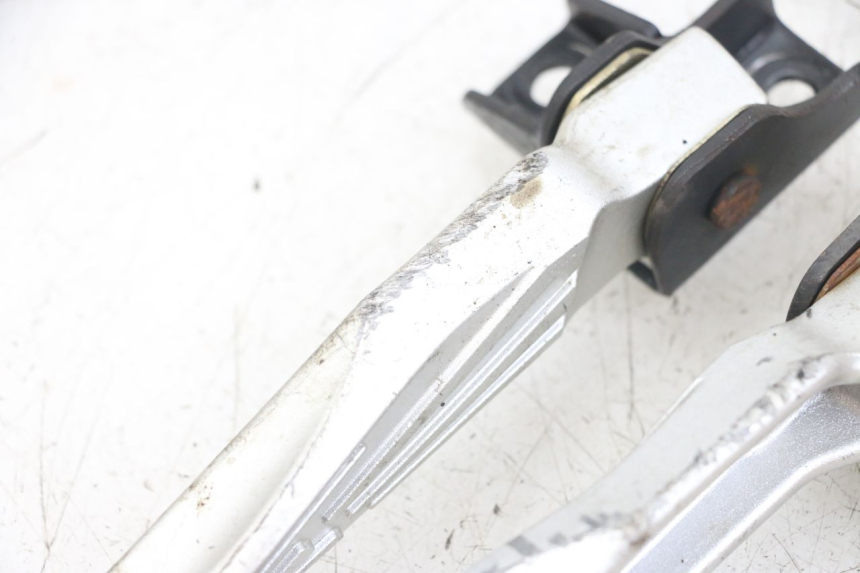 photo de ZESTAW TYLNYCH PODNÓŻKÓW SYM FIDDLE 3 III 125 (2014 - 2020) - Inny kąt widzenia