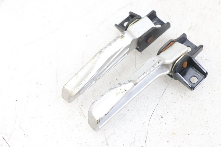 photo de ZESTAW TYLNYCH PODNÓŻKÓW SYM FIDDLE 3 III 125 (2014 - 2020) - Zbliżenie techniczne