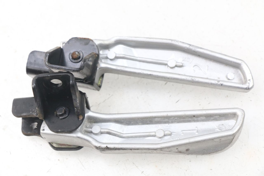 photo de ZESTAW TYLNYCH PODNÓŻKÓW SYM FIDDLE 3 III 50 (2014 - 2020) - Zoom stanu zużycia