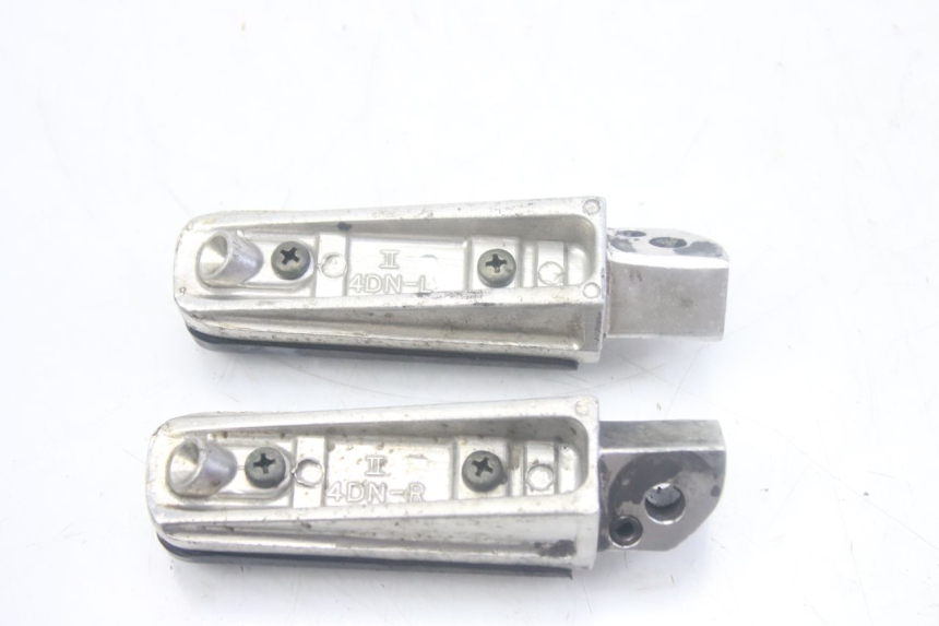 photo de ZESTAW TYLNYCH PODNÓŻKÓW YAMAHA FZS FAZER 600 (1998 - 2001) - Zoom stanu zużycia