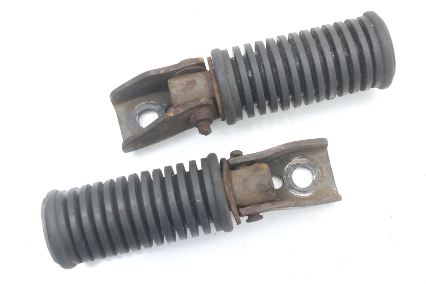 photo de ZESTAW TYLNYCH PODNÓŻKÓW SUZUKI GN 125 (1997 - 2000) - Widok główny