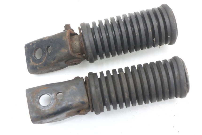 photo de ZESTAW TYLNYCH PODNÓŻKÓW SUZUKI GN 125 (1997 - 2000) - Zoom stanu zużycia