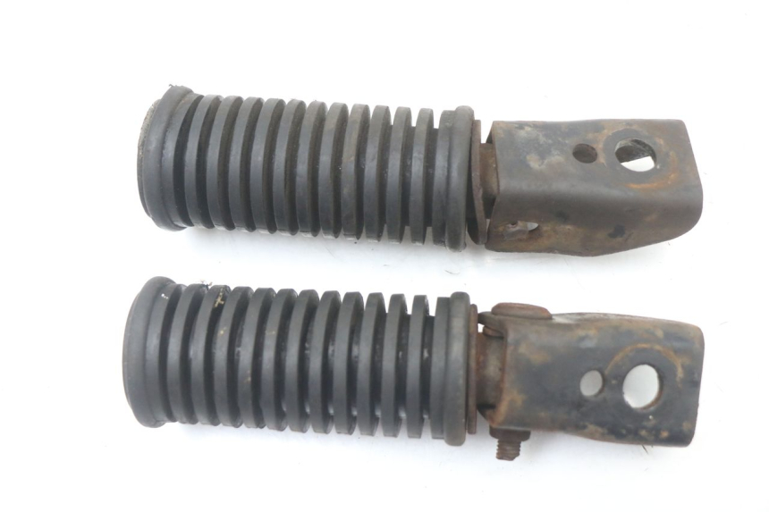 photo de ZESTAW TYLNYCH PODNÓŻKÓW SUZUKI GN 125 (1997 - 2000) - Inny kąt widzenia