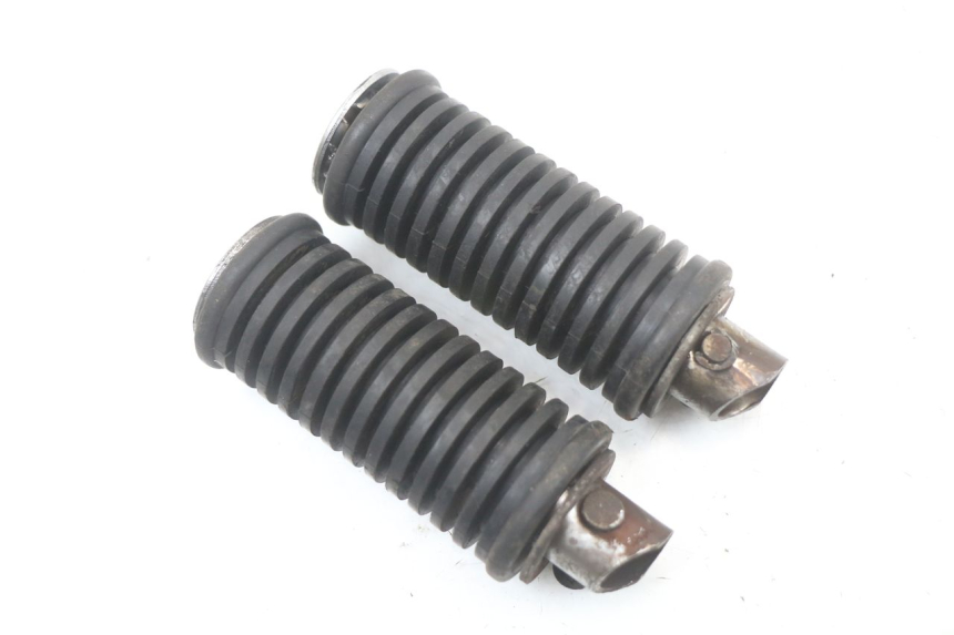 photo de ZESTAW TYLNYCH PODNÓŻKÓW SUZUKI GZ MARAUDER 125 (1998 - 2004) - Zoom stanu zużycia