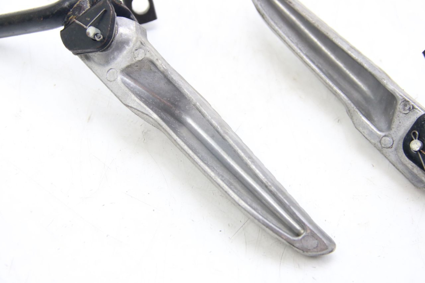 photo de ZESTAW TYLNYCH PODNÓŻKÓW REVATTO IMPERATOR 125 (2007 - 2015) - Zoom stanu zużycia