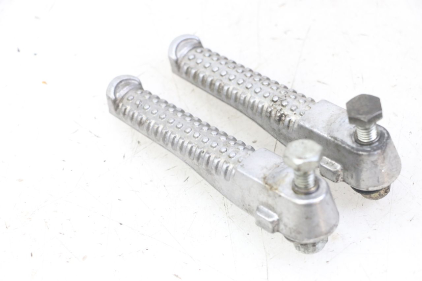 photo de ZESTAW TYLNYCH PODNÓŻKÓW PEUGEOT JET FORCE CARBU 50 (2003 - 2016) - Szczegół części