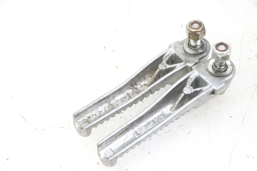 photo de ZESTAW TYLNYCH PODNÓŻKÓW PEUGEOT JET FORCE CARBU 50 (2003 - 2016) - Zoom stanu zużycia