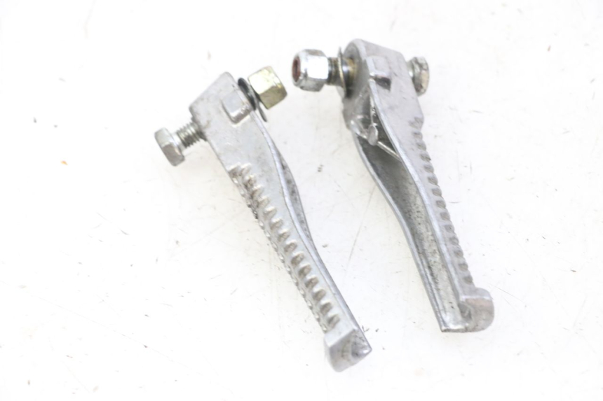 photo de ZESTAW TYLNYCH PODNÓŻKÓW PEUGEOT JET FORCE CARBU 50 (2003 - 2016) - Inny kąt widzenia