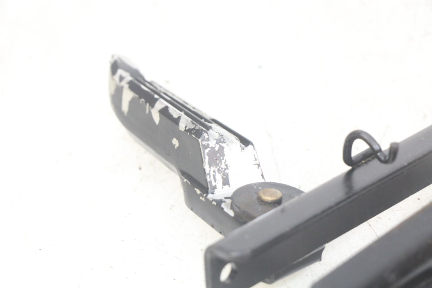 photo de ZESTAW TYLNYCH PODNÓŻKÓW SYM JET SPORT XR 50 (2006 - 2015) - Inny kąt widzenia