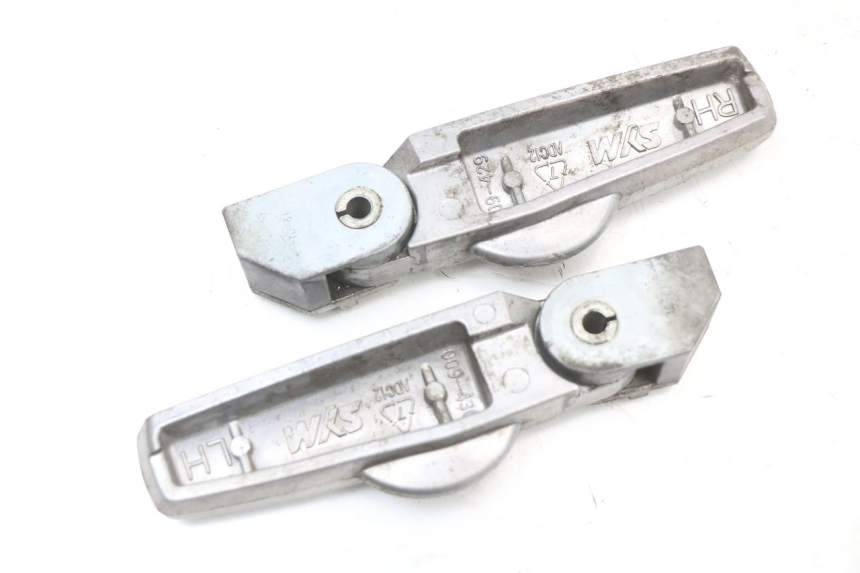 photo de ZESTAW TYLNYCH PODNÓŻKÓW SYM JOYRIDE EVO 125 (2009 - 2016) - Szczegół części