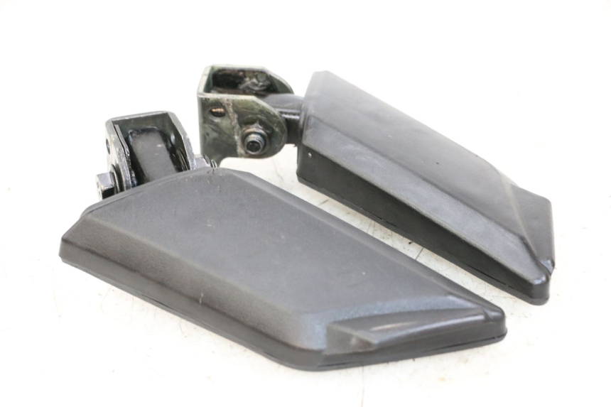 photo de ZESTAW TYLNYCH PODNÓŻKÓW PEUGEOT KISBEE 4T 50 (2018 - 2022) - Zoom stanu zużycia