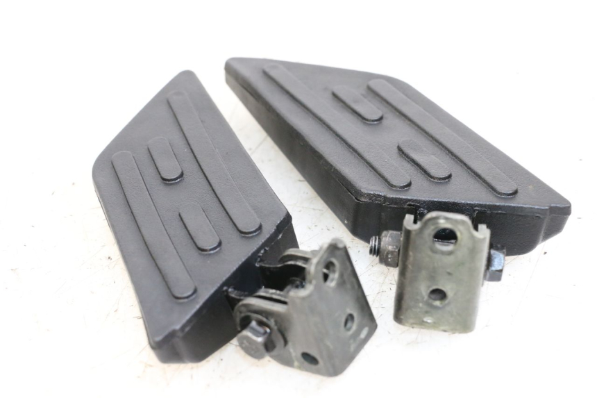 photo de ZESTAW TYLNYCH PODNÓŻKÓW PEUGEOT KISBEE 4T 50 (2018 - 2022) - Zbliżenie techniczne