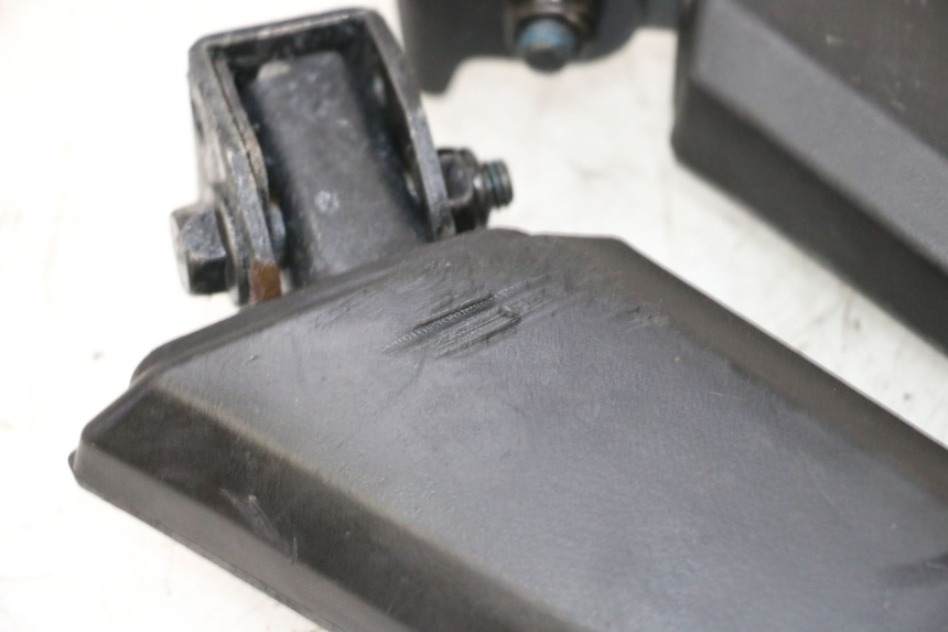 photo de ZESTAW TYLNYCH PODNÓŻKÓW PEUGEOT KISBEE 4T 50 (2010 - 2017) - Zbliżenie techniczne