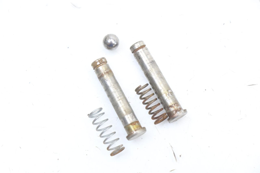 photo de ZESTAW TYLNYCH PODNÓŻKÓW RENAULT KOURANOS 125 (2001 - 2004) - Zbliżenie techniczne