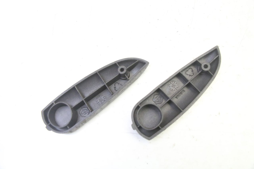 photo de ZESTAW TYLNYCH PODNÓŻKÓW PIAGGIO LIBERTY 4T 50 (2009 - 2015) - Inny kąt widzenia