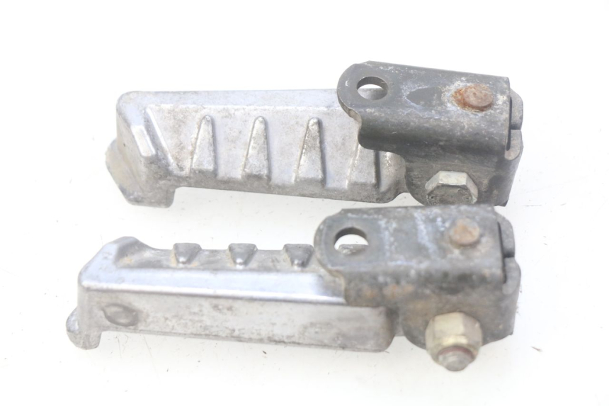 photo de ZESTAW TYLNYCH PODNÓŻKÓW PEUGEOT LUDIX 50 (2005 - 2007) - Inny kąt widzenia