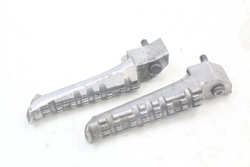 photo de ZESTAW TYLNYCH PODNÓŻKÓW MBK MACH G AC 50 (2002 - 2014) - Zoom stanu zużycia