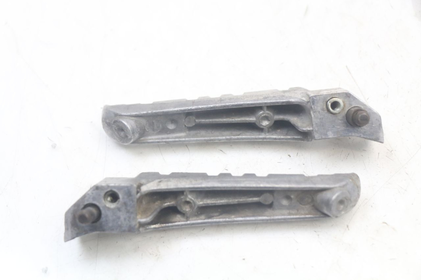 photo de ZESTAW TYLNYCH PODNÓŻKÓW MBK MACH G AC 50 (2002 - 2014) - Zbliżenie techniczne