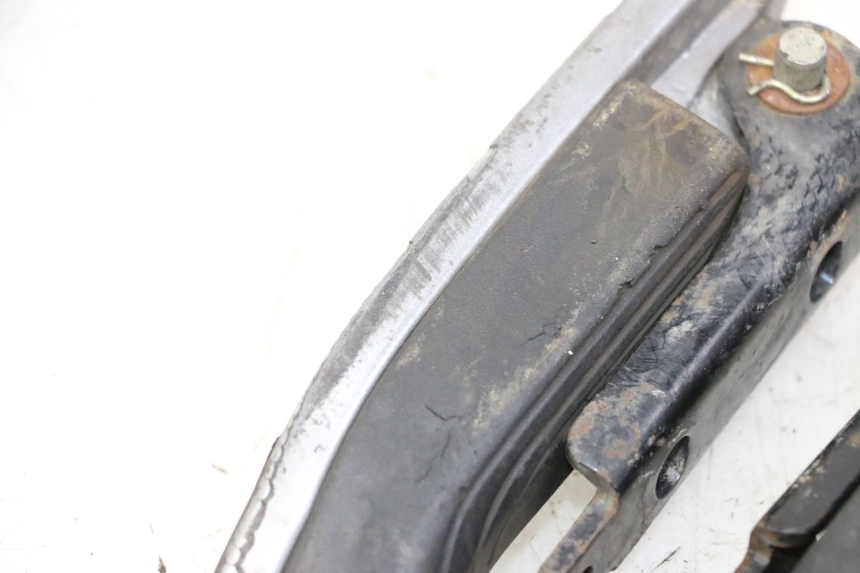 photo de ZESTAW TYLNYCH PODNÓŻKÓW PIAGGIO MP3 500 (2014 - 2017) - Zbliżenie komponentów