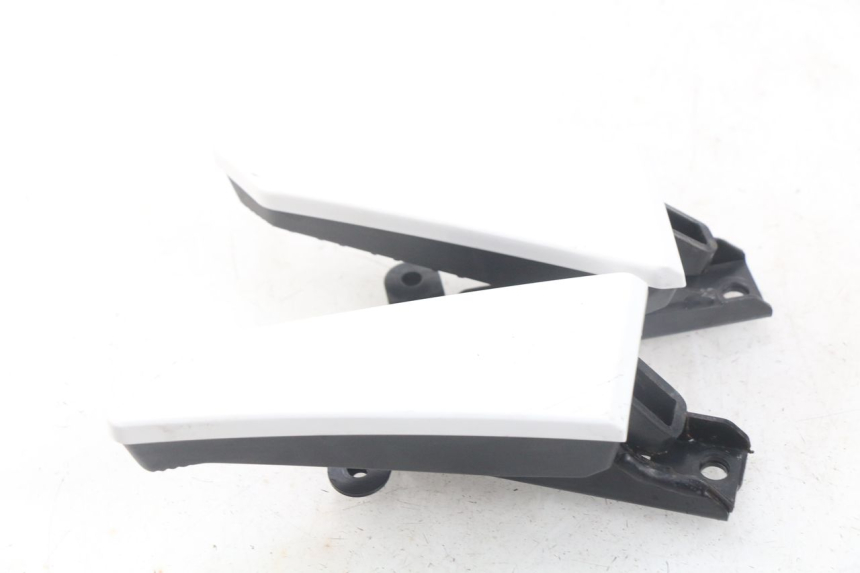 photo de ZESTAW TYLNYCH PODNÓŻKÓW MBK MW TRYPTIK 125 (2017 - 2022) - Zbliżenie techniczne