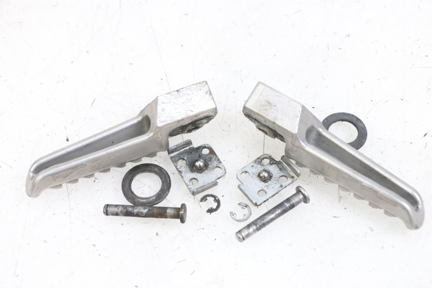 photo de ZESTAW TYLNYCH PODNÓŻKÓW KAWASAKI NINJA 400 (2018 - 2023) - Zoom stanu zużycia