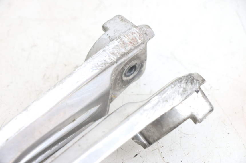 photo de ZESTAW TYLNYCH PODNÓŻKÓW HONDA PCX (JF28) 125 (2009 - 2011) - Zoom stanu zużycia