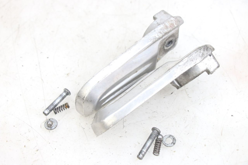 photo de ZESTAW TYLNYCH PODNÓŻKÓW HONDA PCX (JF28) 125 (2009 - 2011) - Inny kąt widzenia