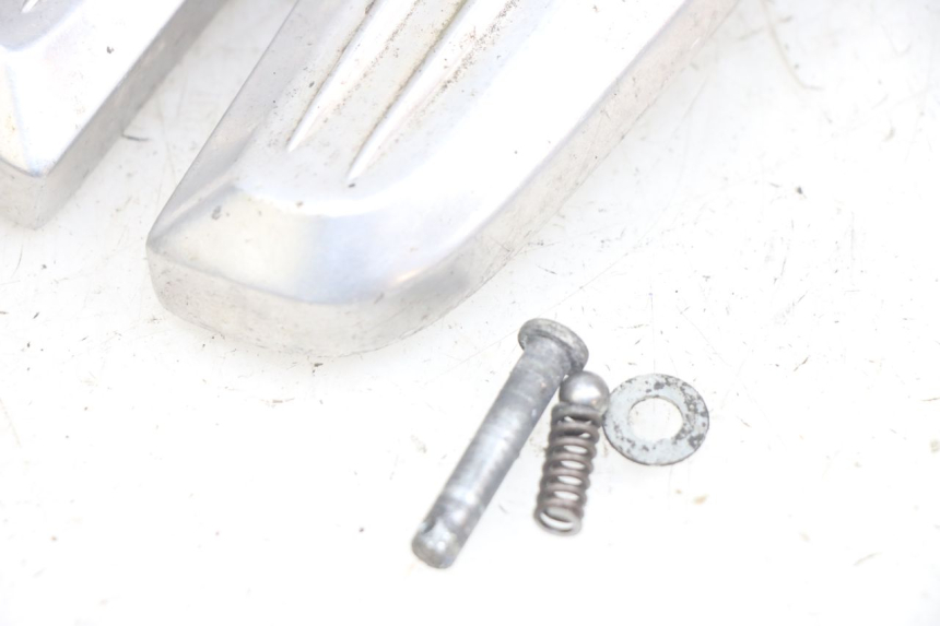 photo de ZESTAW TYLNYCH PODNÓŻKÓW HONDA PCX (JF28) 125 (2009 - 2011) - Zbliżenie techniczne