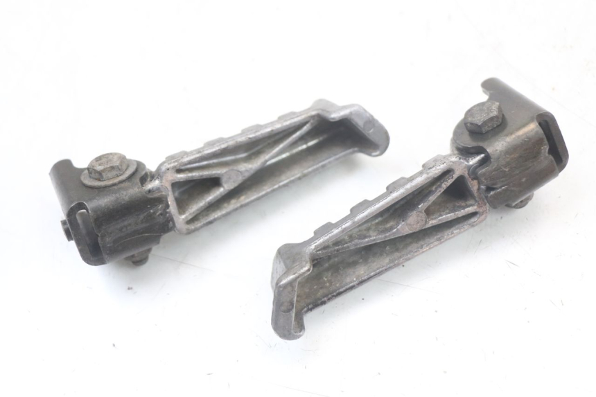 photo de ZESTAW TYLNYCH PODNÓŻKÓW PEUGEOT LUDIX 50 (2005 - 2007) - Zbliżenie techniczne