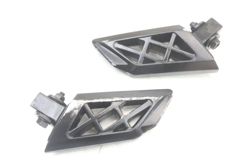 photo de ZESTAW TYLNYCH PODNÓŻKÓW PEUGEOT STREETZONE 4T 50 (2018 - 2023) - Szczegół części