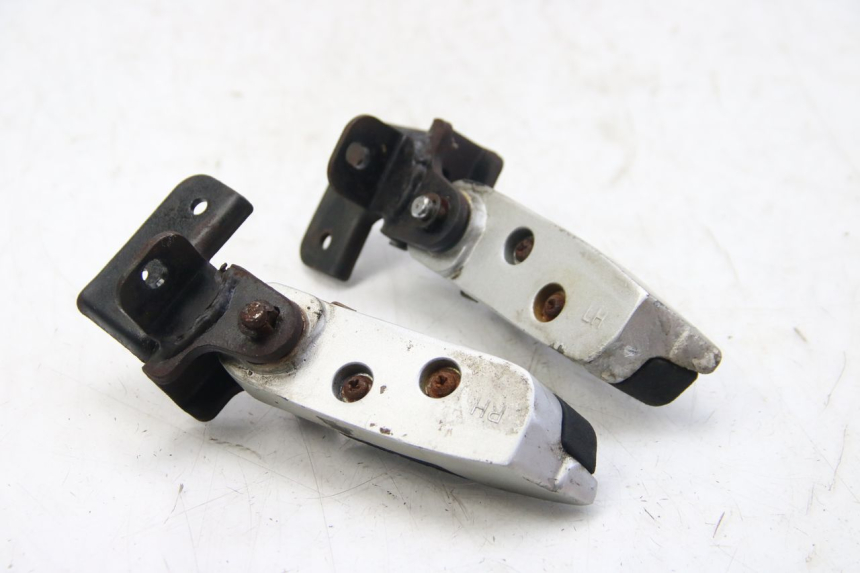 photo de ZESTAW TYLNYCH PODNÓŻKÓW DAELIM S3 125 (2010 - 2017) - Zoom stanu zużycia