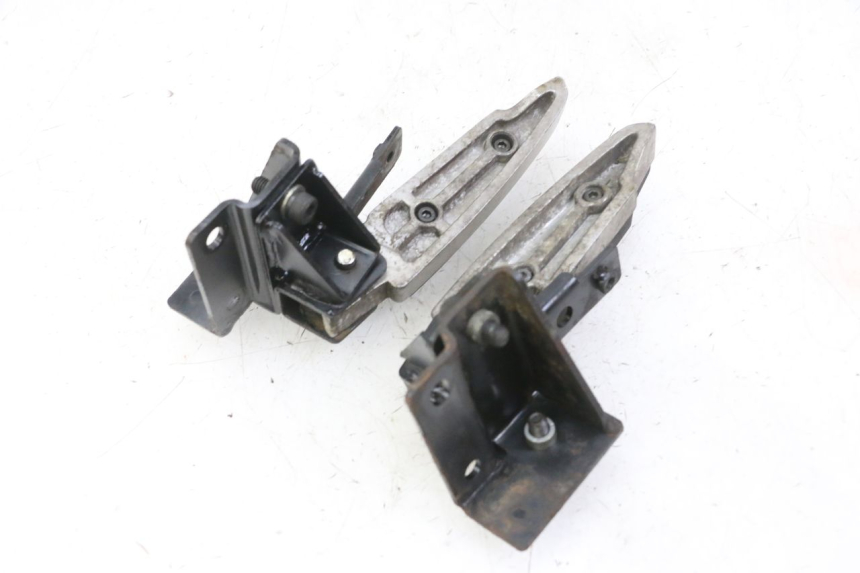 photo de ZESTAW TYLNYCH PODNÓŻKÓW PEUGEOT SATELIS 125 (2013 - 2018) - Inny kąt widzenia