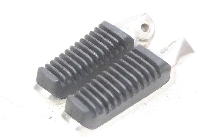 photo de ZESTAW TYLNYCH PODNÓŻKÓW SUZUKI SIXTEEN 125 (2008 - 2010) - Widok główny