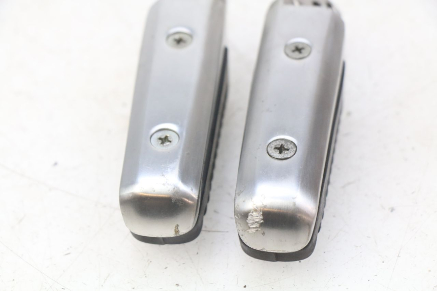 photo de ZESTAW TYLNYCH PODNÓŻKÓW SUZUKI SIXTEEN 125 (2008 - 2010) - Szczegół części