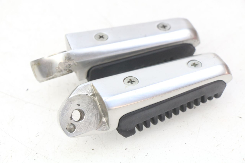 photo de ZESTAW TYLNYCH PODNÓŻKÓW SUZUKI SIXTEEN 125 (2008 - 2010) - Zoom stanu zużycia