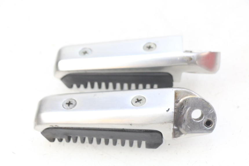 photo de ZESTAW TYLNYCH PODNÓŻKÓW SUZUKI SIXTEEN 125 (2008 - 2010) - Inny kąt widzenia