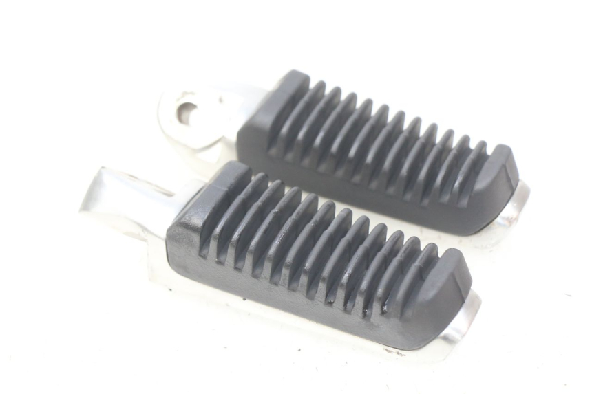 photo de ZESTAW TYLNYCH PODNÓŻKÓW SUZUKI SIXTEEN 125 (2008 - 2010) - Zbliżenie techniczne