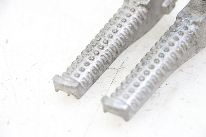 photo de ZESTAW TYLNYCH PODNÓŻKÓW PEUGEOT SPEEDFIGHT 2 LC 50 (2000 - 2009) - Zoom stanu zużycia