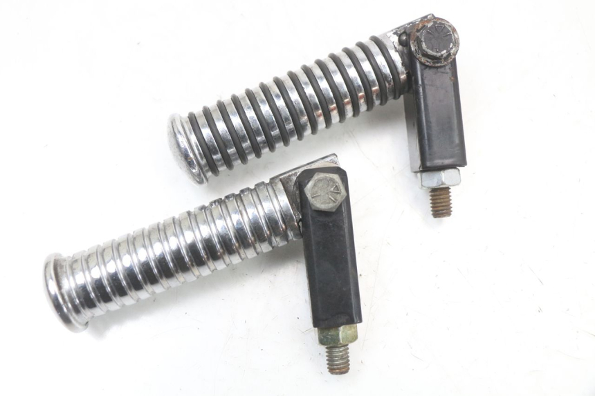 photo de ZESTAW TYLNYCH PODNÓŻKÓW HARLEY DAVIDSON SPORTSTER XL CUSTOM 1200 (2003 - 2004) - Zbliżenie techniczne