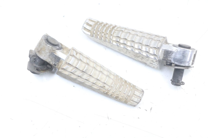 photo de ZESTAW TYLNYCH PODNÓŻKÓW SUZUKI GSR 750 (2011 - 2017) - Zoom stanu zużycia