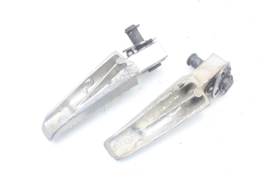 photo de ZESTAW TYLNYCH PODNÓŻKÓW SUZUKI GSR 750 (2011 - 2017) - Zbliżenie techniczne