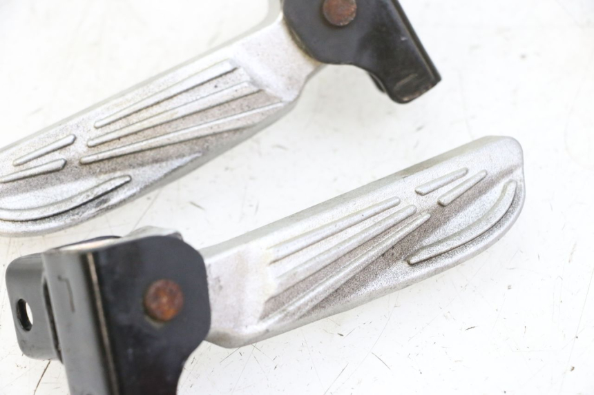 photo de ZESTAW TYLNYCH PODNÓŻKÓW SYM FIDDLE 3 III 50 (2014 - 2020) - Szczegół części