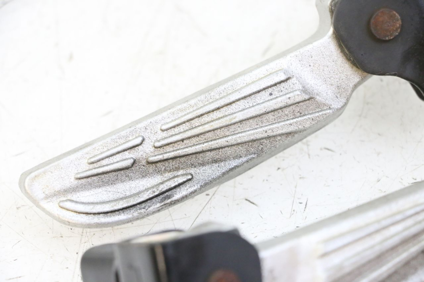 photo de ZESTAW TYLNYCH PODNÓŻKÓW SYM FIDDLE 3 III 50 (2014 - 2020) - Zoom stanu zużycia