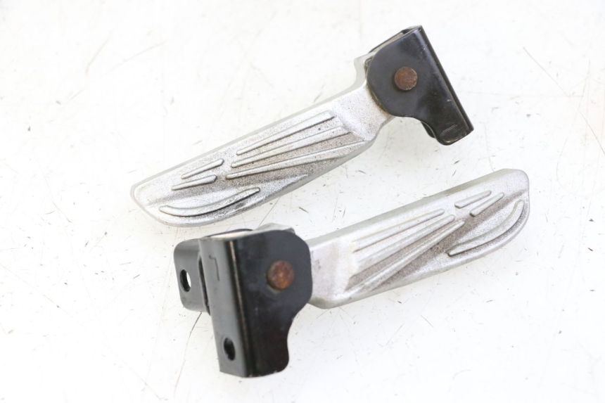 photo de ZESTAW TYLNYCH PODNÓŻKÓW SYM FIDDLE 3 III 50 (2014 - 2020) - Inny kąt widzenia