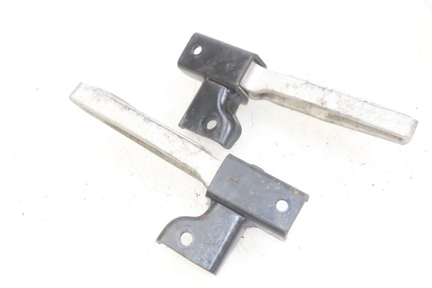 photo de ZESTAW TYLNYCH PODNÓŻKÓW SYM SYMPHONY 125 (2009 - 2015) - Inny kąt widzenia